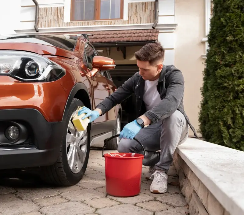 Lavage auto à domicile Moussy-le-Vieux : professionnel intervenant sur un véhicule